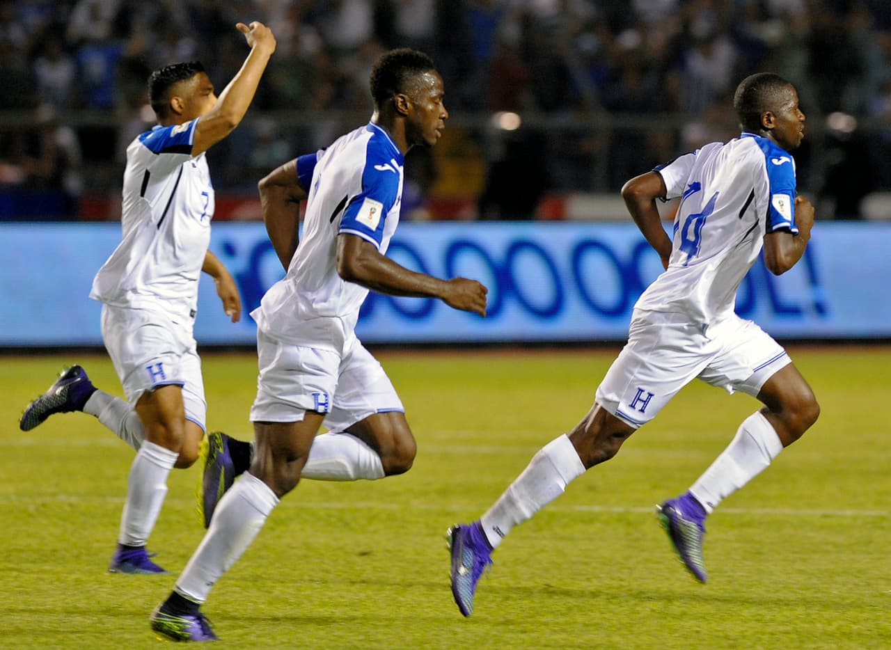 Honduras festeja uno de los goles que le anotó a El Salvador.