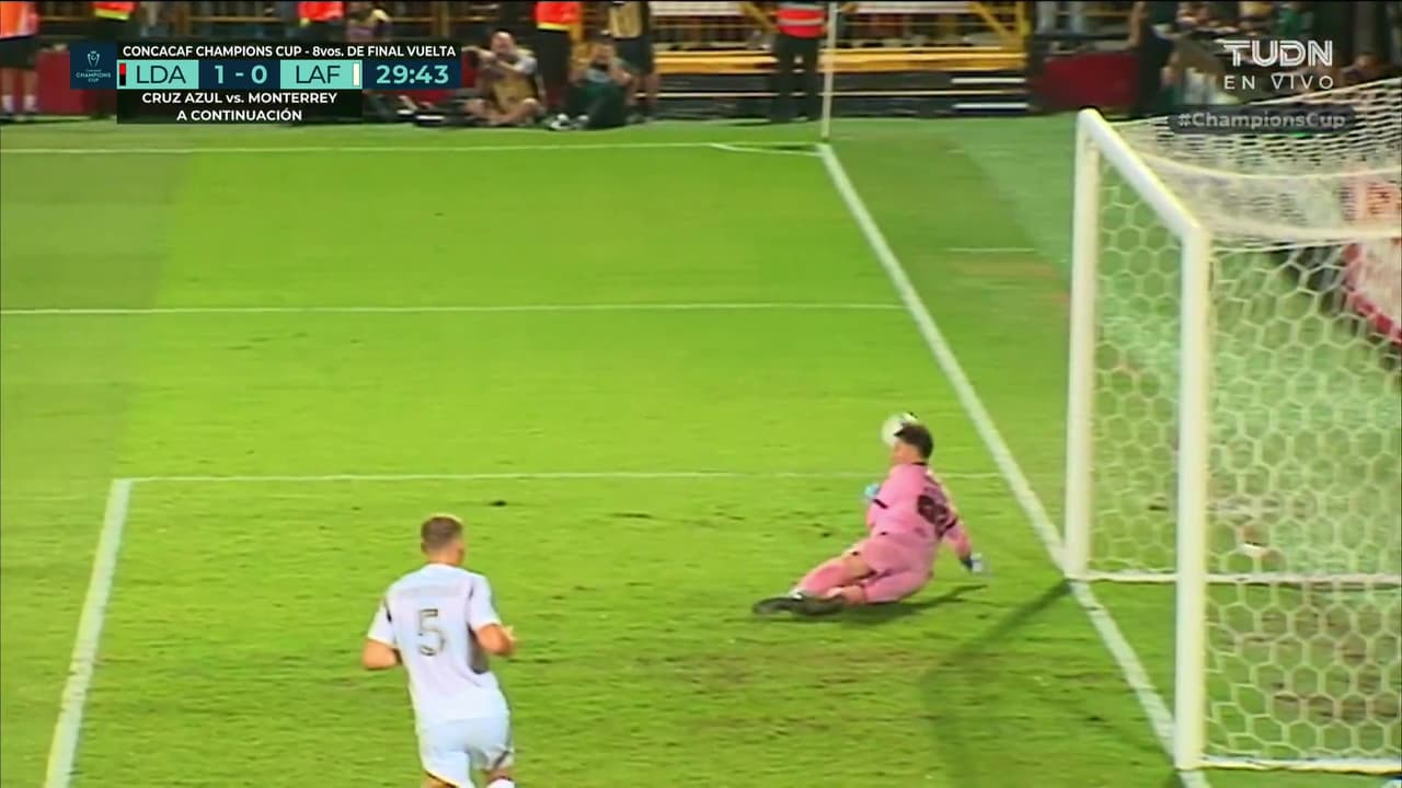 ¡Atajada espectacular! Washington Ortega le niega el gol a Bouanga