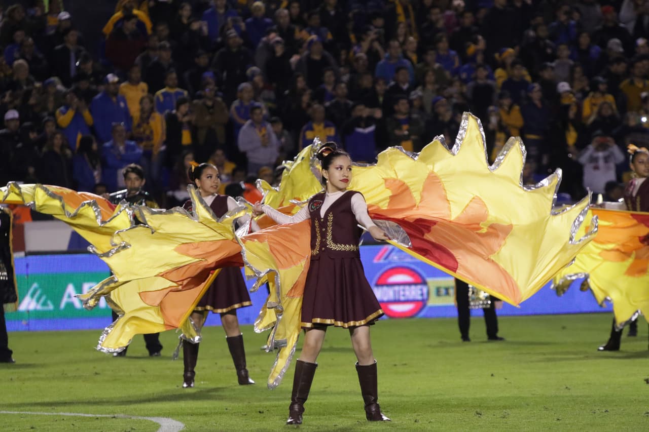 La Marching Band de Jalapa, Veracruz, honró las tradiciones mexicanas en el espectáculo previo al partido.