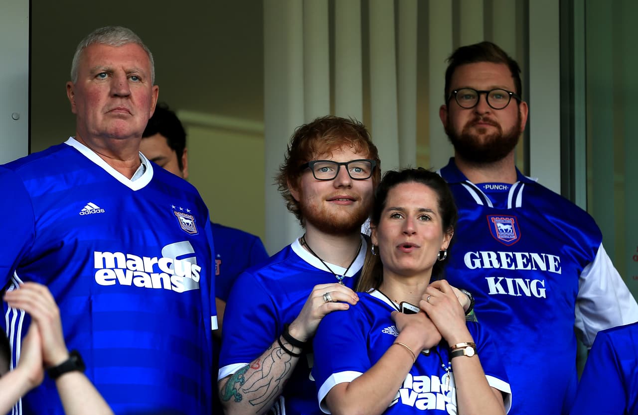 Ed Sheeran, como es de esperarse, es fanático y apoya al equipo de casa, del lugar donde nació: Ipswich Town.