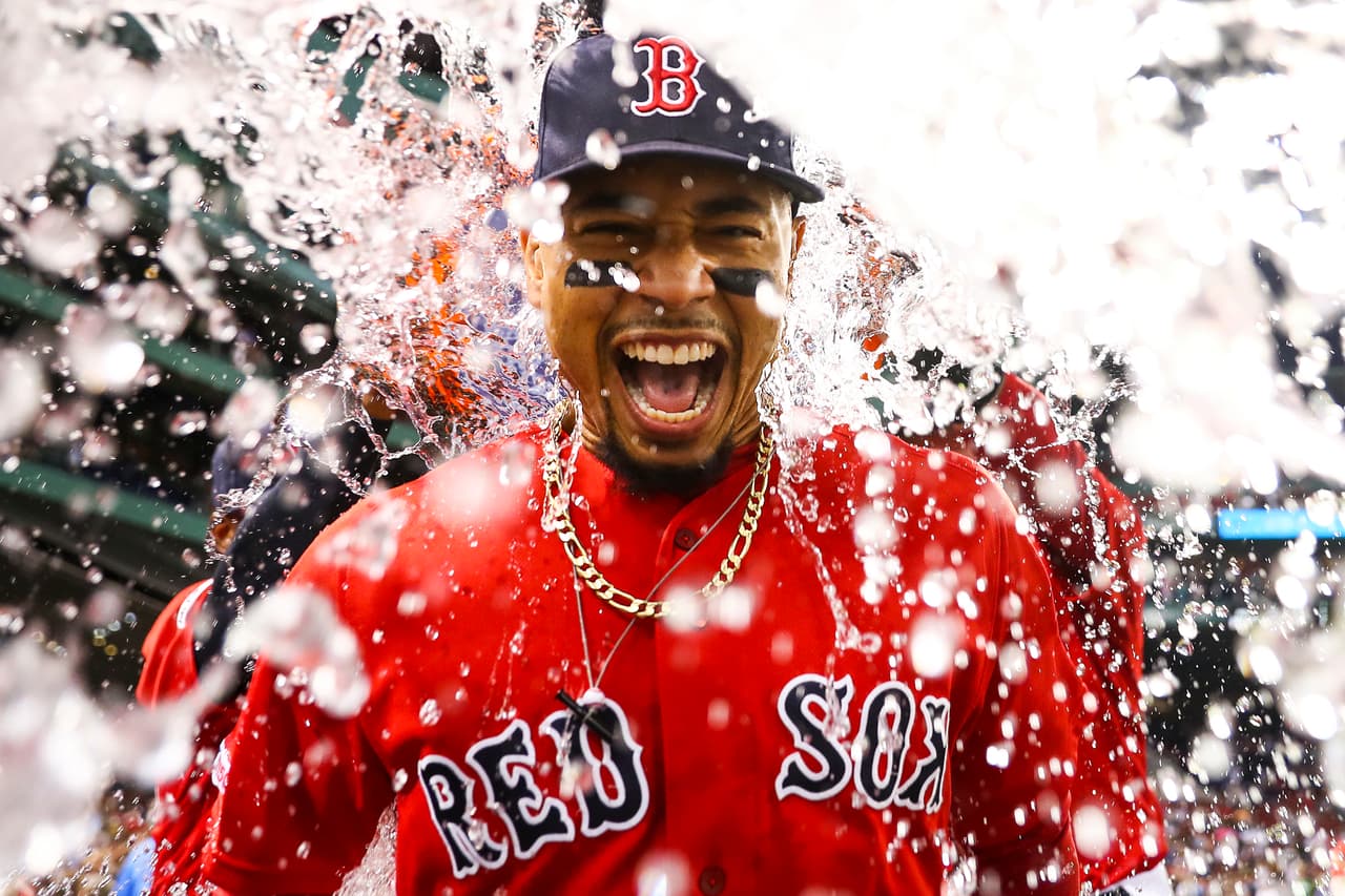 <b>Puesto 20. Medias Rojas de Boston (MLB, béisbol de Grandes Ligas)</b>
<br>
<br>• Valor: 3,470 millones de dólares.
<br>
<br>• Cambio de valor en los últimos cinco años: +51%.
<br>
<br>• Propietarios: John Henry y Tom Werner.
<br>
<br>• Año de compra: 2002.
<br>
<br>• Precio pagado: 380 millones de dólares.
<br>
<br>La revista Forbes actualiza cada año su 
<a href="https://www.forbes.com/sites/mikeozanian/2021/05/07/worlds-most-valuable-sports-teams-2021/?sh=62a26d183e9e"><u>lista de equipos más valiosos del mundo</u></a>, basada en los ingresos, las deudas, la inversión, activos (instalaciones) y otras variables económicas. 
<br>
<br>Según la publicación, el valor promedio de los 50 equipos deportivos más valiosos aumentó 9.9% en 2021 con respecto al año pasado. Esto a pesar de la suspensión de juegos y la falta de público en los estadios por la pandemia de 
<a href="https://www.univision.com/temas/coronavirus"><u>covid-19</u></a>. 
<br>
<br>El valor total de todos los equipos alcanzó los 3,400 millones de dólares, 55% más que hace cinco años. 
<br>
