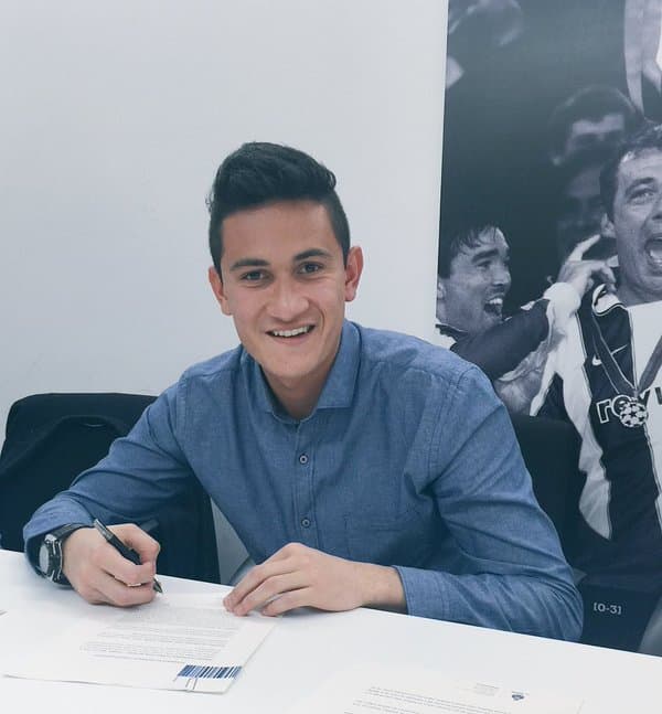 Raúl Gudiño durante la firma de renovación de su contrato con el Porto.