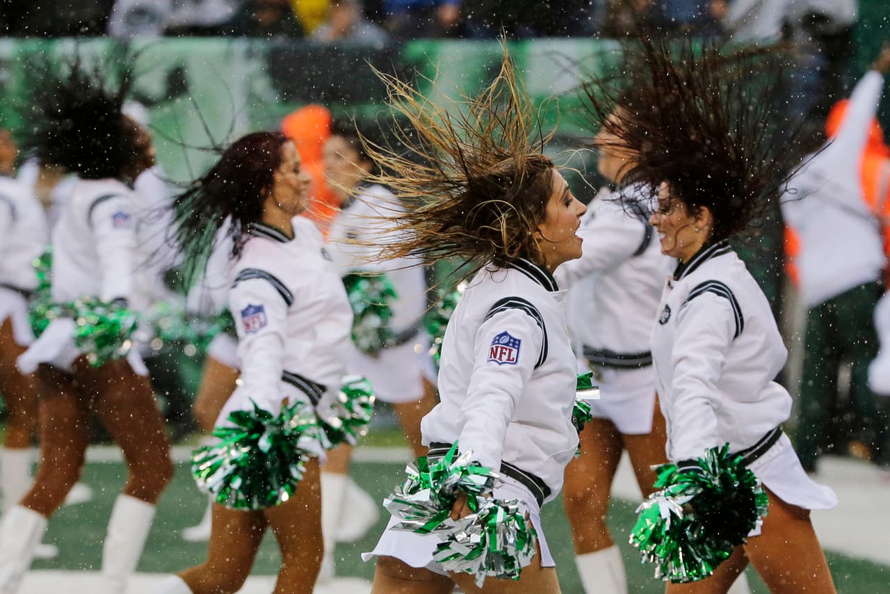Las animadoras de los equipos de la NFL le dieron ese ingrediente extra al espectáculo y la fiesta del fútbol americano estadounidense, incluso, sin temer al clima en algunos casos.