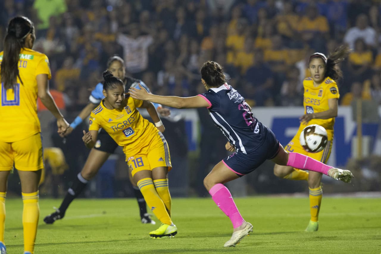 Con goles de Belén Cruz por parte de Tigres y gol de Ania Mejía para Monterrey, las regias empatan en el volcán, en la ida de la final de la Liga MX Femenil.