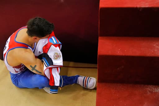 No todo es espectacular, sin embargo. Artur Dalaloyan de Rusia, estalla en llanto luego de perder la final por equipos para hombres en una apretada competencia con China.