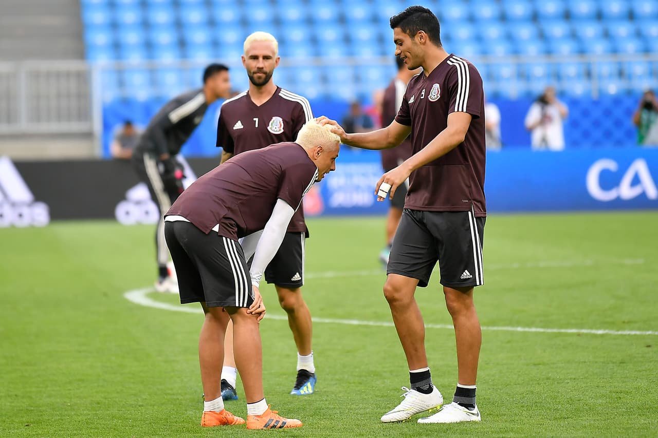 Algunos quisieron verlo y tocarlo de cerca para ver el nuevo 'look' de ambos jugadores.