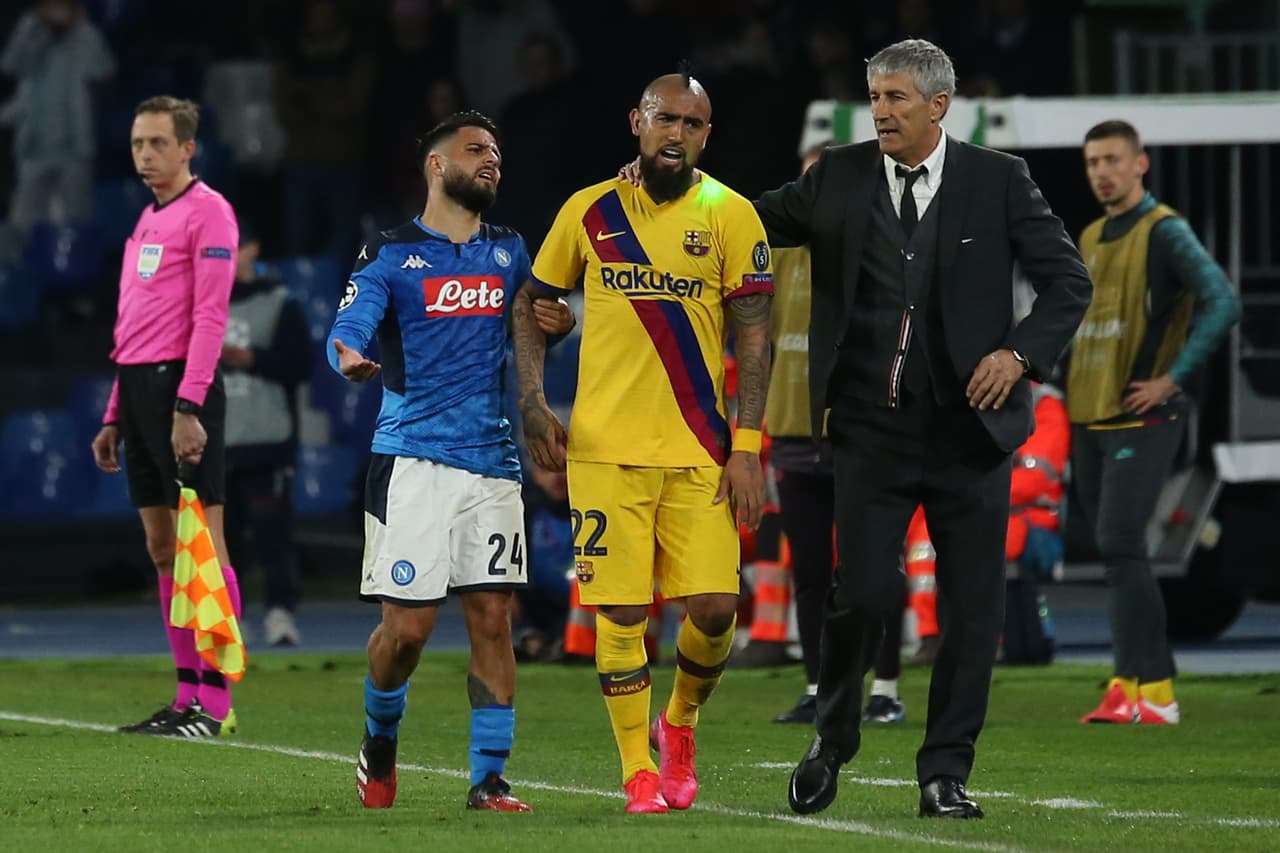 Lorenzo Insigne y Quique Setien acompañando a Vidal tras su expulsión del partido.