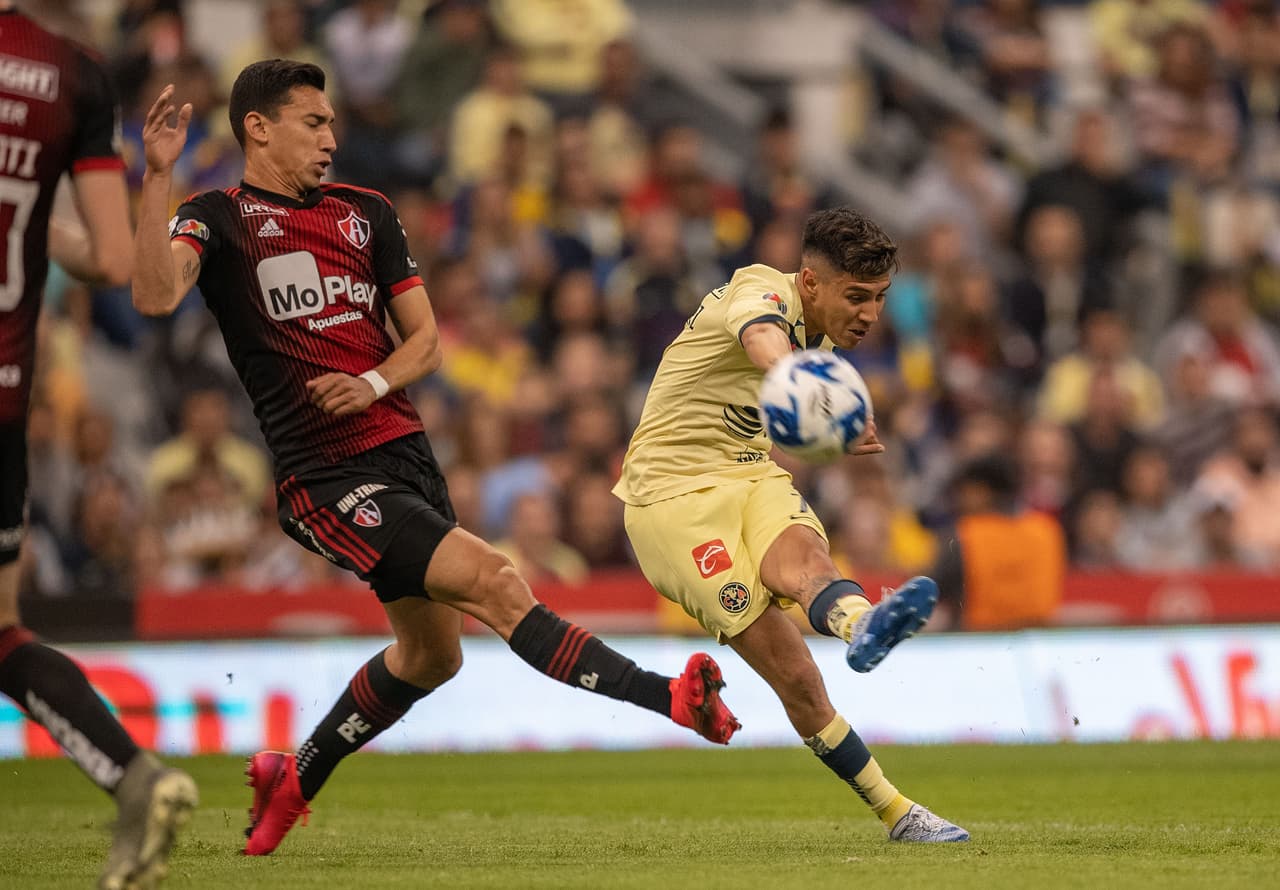 Ismael Govea trta de frenar el centro del Argentino Leonardo Suárez.
