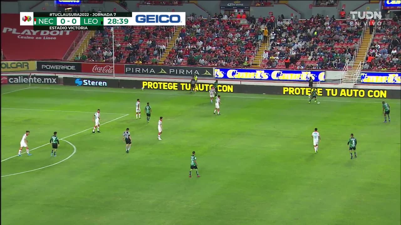 ¡TIRO ATAJADO! disparo por Luis Montes.