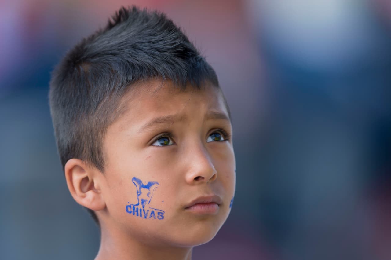El Clásico Nacional entre las Chivas de Guadalajara y las Águilas del América en el Clausura 2018 de la Liga MX da muestras del colorido, respeto y buen ambiente entre dos rivales tradicionales en el fútbol mexicano.