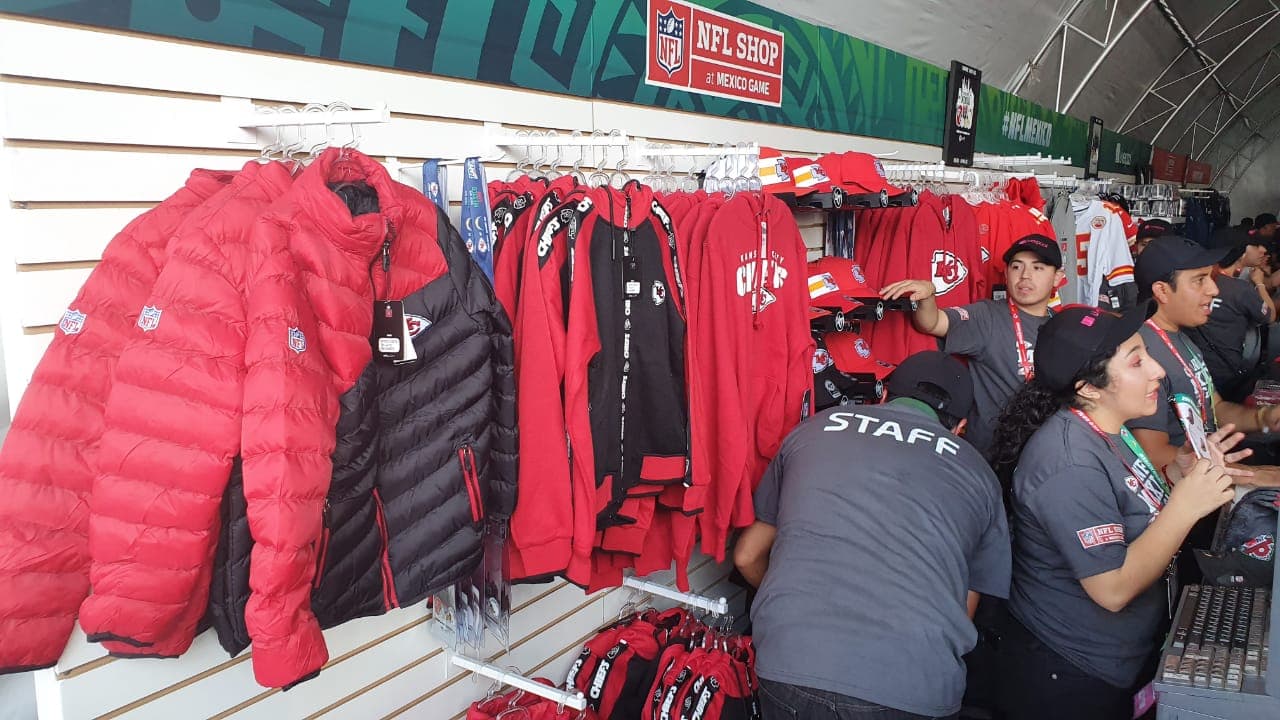 Aficionados aprovechan para comprar productos en la NFL Shop.