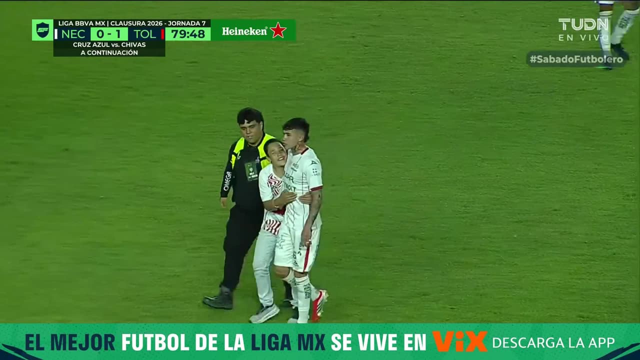 ¡Momento insólito! Un niño invade el campo para abrazar a Emilio Lara