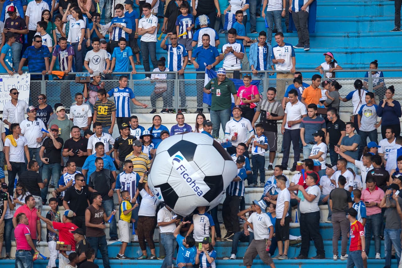 La afición hondureña hizo su parte llenando el Olímpico Metropolitano con banderas, disfraces, trajes típicos y mucha pasión para apoyar a su selección en contra de México.