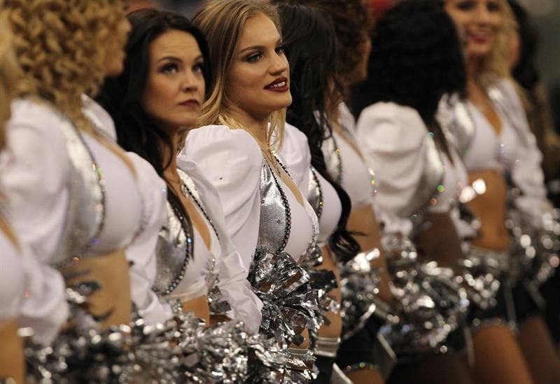 La fiesta en cancha, que tuvo como protagonistas a las animadoras, se vio acompañada por el comportamiento cívico de los aficionados que apagó la falsa expectativa de que podrían abuchear el himno estadounidense.