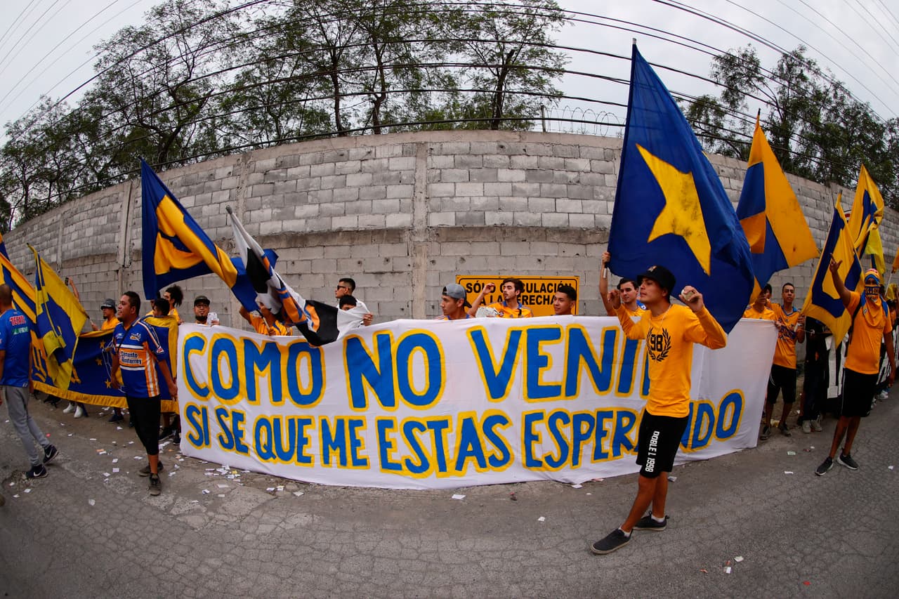 Aficionados de Tigres, mayoritariamente, y del León, tomaron por 'asalto' las inmediaciones del Estadio Universitario para atestiguar el juego de Ida de la Final del Clausura 2019 de la Liga MX en Monterrey. Se esmeraron y le pusieron un fantástico ambiente.