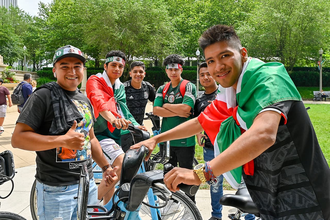 Los fanáticos mexicanos se toman los alrededores del Soldier Field de Chicago, previo a la Final de la Copa Oro entre Estados Unidos y México.