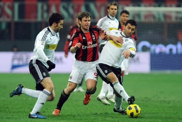 Con esto, Napoli se puso a un solo punto del Milan, que más tarde enfrentó al Cesena.