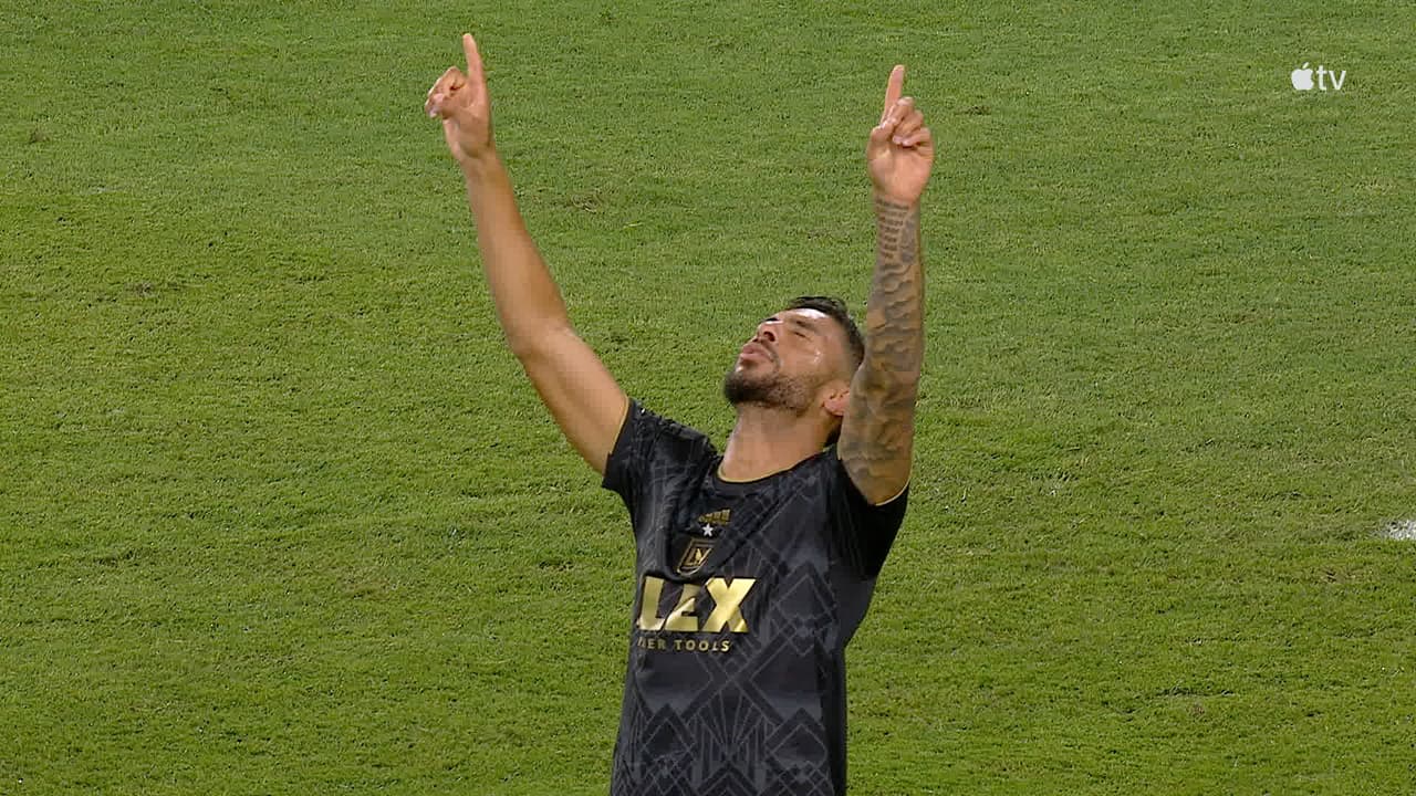Gustavo Bou comete un penal y Dénis Bouanga pone el 1-0 para LAFC