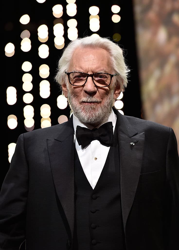 Kelly's Heroes (1970) - Segunda Guerra Mundial. Tras capturar a un comando alemán, un apático pelotón norteamericano recupera el entusiasmo al enterarse de que el enemigo custodia una fortuna de dieciséis millones de dólares en lingotes de oro.
<br>