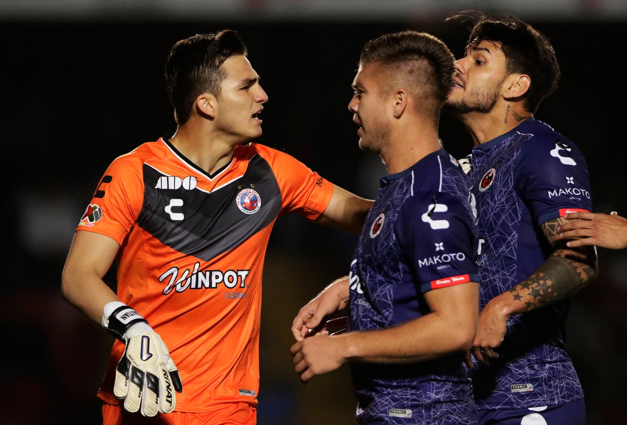 Los Tiburones Rojos no ven la salida del fondo.