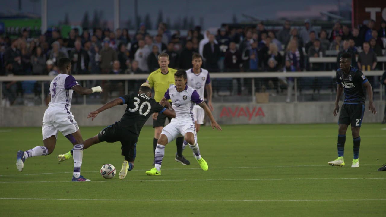 Una postal recurrente: Godoy disputando el balón rodeado de rivales. Esta vez del Orlando City.