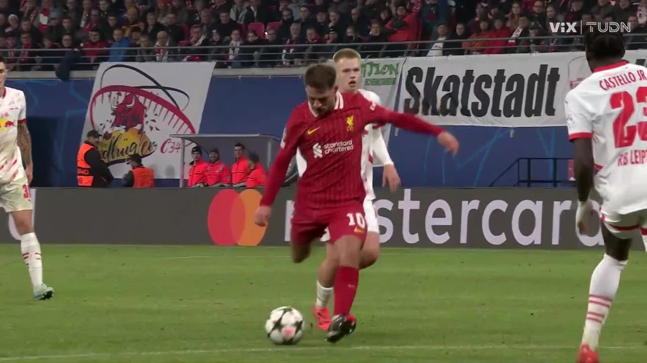 ¡Mac Allister revienta el travesaño!