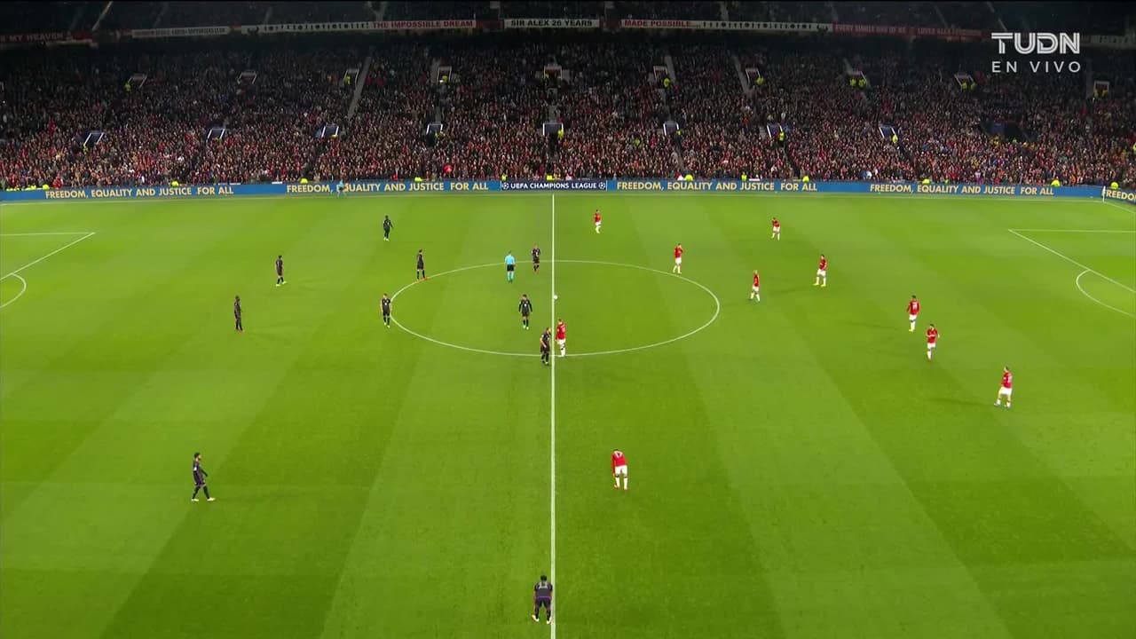 Arranca el partido y la pelota está en juego.