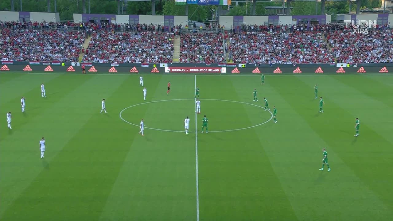 Arranca el partido y la pelota está en juego.