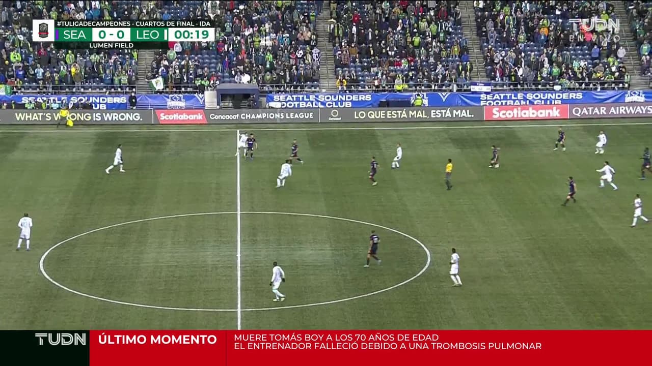 Arranca el partido y la pelota está en juego.