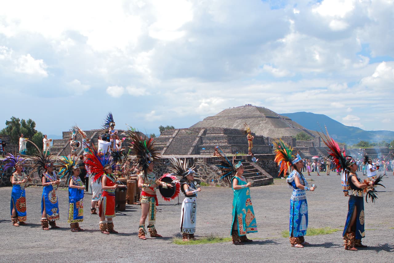 La llama que arderá en el pebetero de los Juegos Panamericanos de Lima 2019 fue creada en la ceremonia del fuego nuevo, ritual celebrado a la manera de la civilización Mexicas en las pirámides de Teotihuacán.