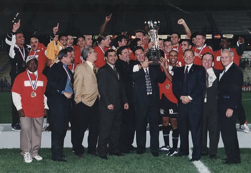 Desde 1996, mismo año en que se estableció como la única liga de primera división en EE.UU., la MLS ha ganado todos los títulos de la Open Cup excepto en 1999. Ese año, el equipo de la USL (tercera división), Rochester Rhinos, levantó la Copa venciendo a los Colorado Rapids, por 2-0.