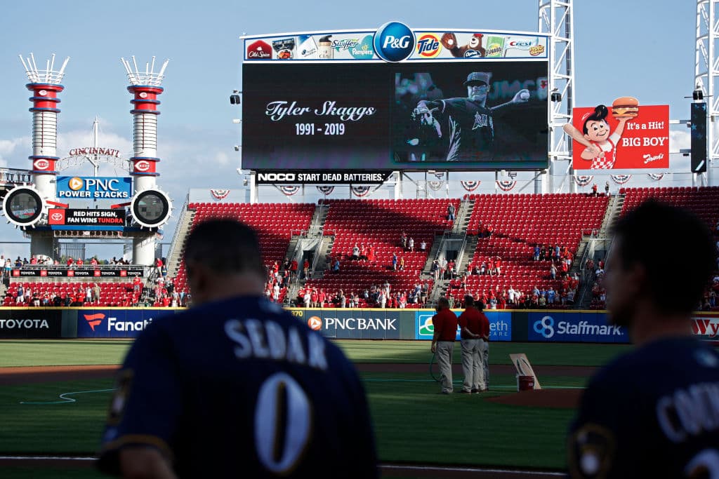 Previo al inicio del partido entre Cincinnati Reds y Milwaukee Brewers, el lanzador de los Los Angeles Angels Tyler Skaggs es recordado con un tributo en la pantalla del Great American Ball Park. Skaggs falleció temprano el lunes.