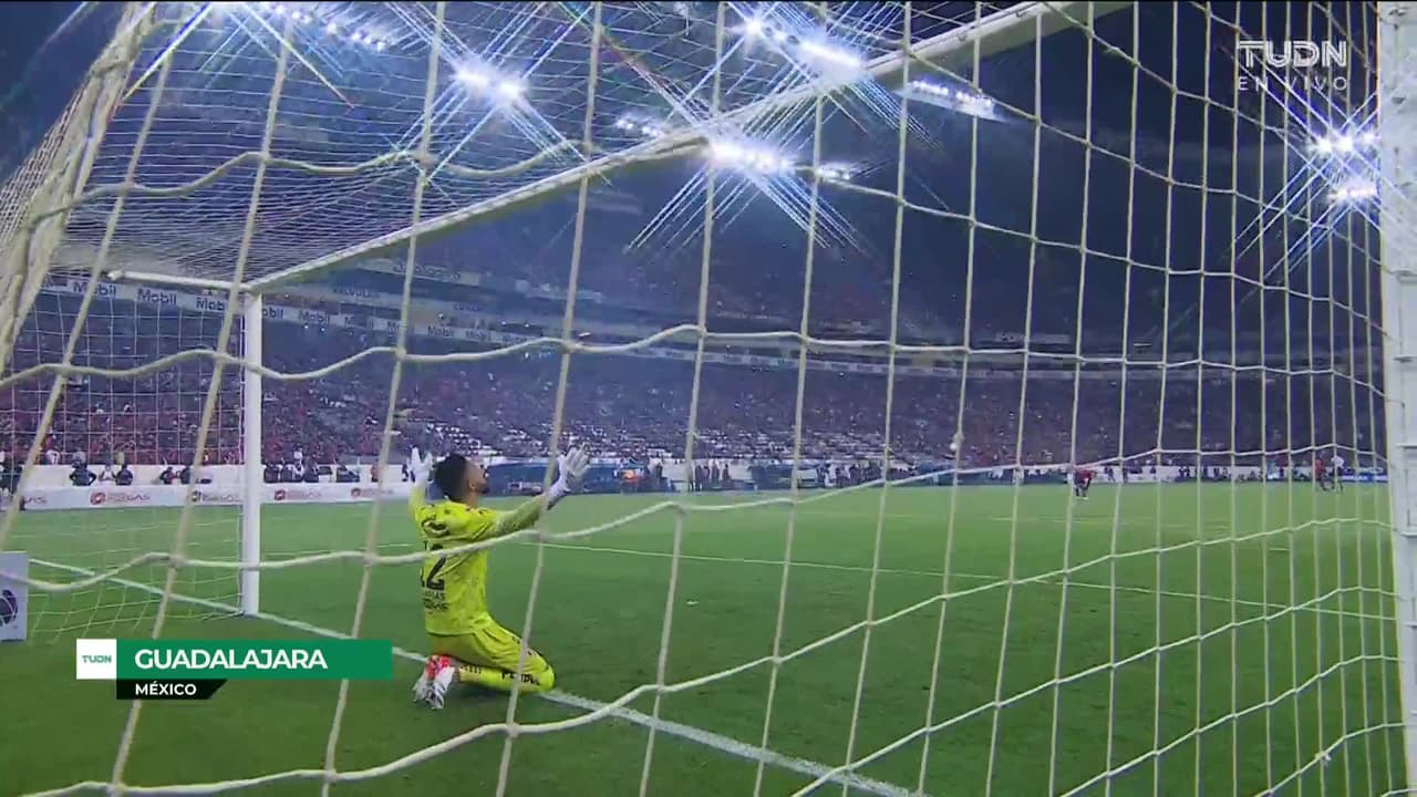 Arranca el partido y la pelota está en juego.