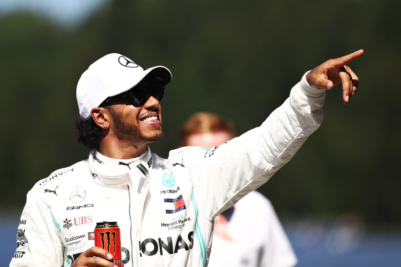 Charles Leclerc consiguió su segunda Pole del año, esta vez en el Red Bull Ring de Austria, superando a Lewis Hamilton y Max Verstppen, quienes completaron el Top 3. Sebastian Vettel sufrió problemas mecánicos por lo que solo le alcanzó para el décimo puesto. Por su parte, Sergio Pérez saldrá en la posición 16.