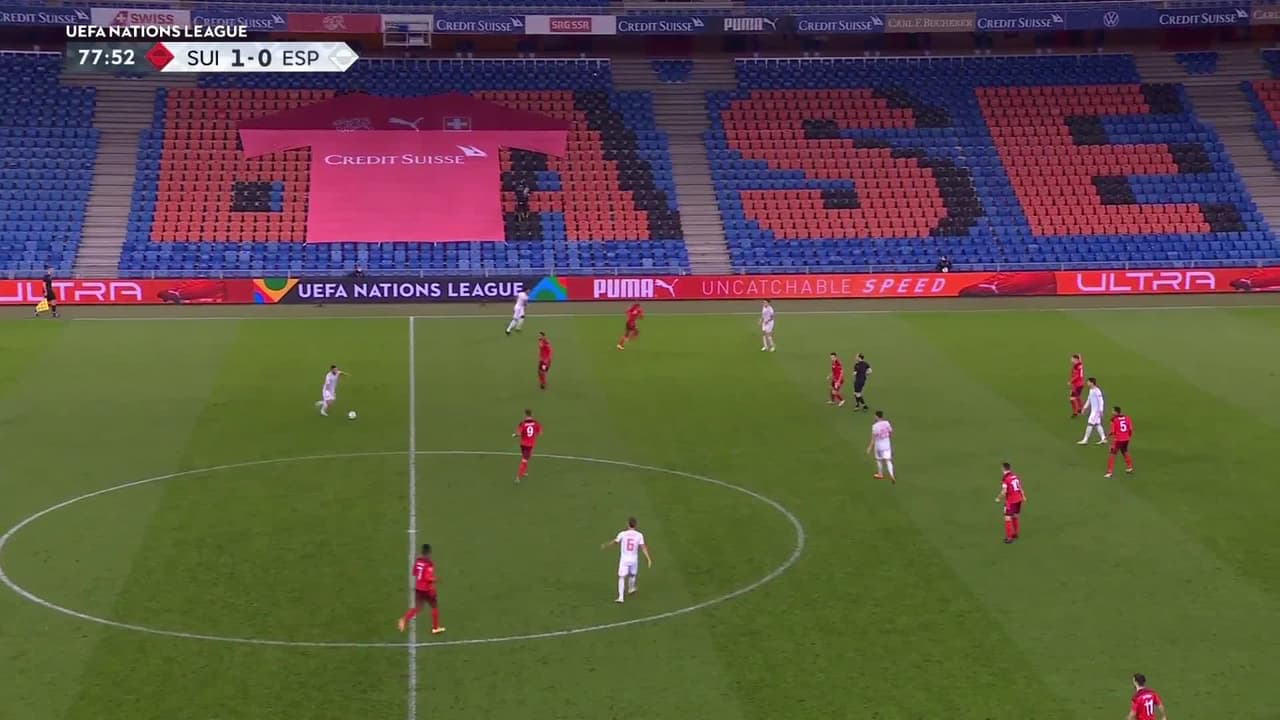 ¡Tarjeta Roja! Nico Elvedi recibe la segunda amarilla y se va del juego.