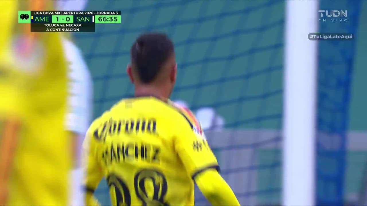 ¡Ay Chiquito! Mal control de Erik Sánchez frente a la porteria y nadie lo puede creer