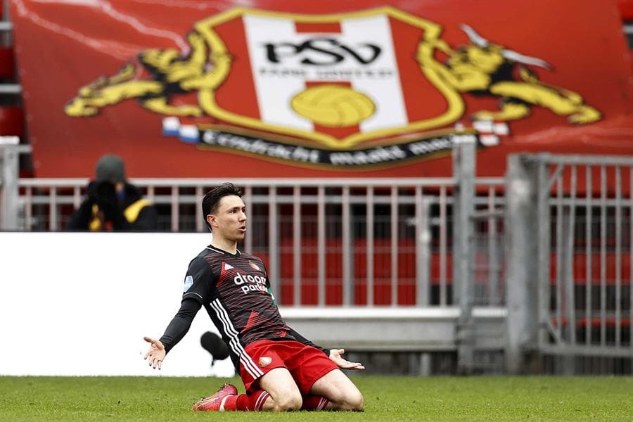 PSV no puede y reparte puntos durante el Clásico ante el Feyenoord, con marcador de 1-1 durante la Jornada 26 en la Eredivisie. Berguis puso el primer tanto del encuentro al minuto 15 a favor de los visitantes, pero Malen logró empatarlo al 38'. El mexicano Erick Gutiérrez vio el partido desde la banca.