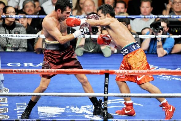 En diciembre del 2008 Oscar De la Hoya trató de volver al tope del boxeo y luego de haber derrotado a Steve Forbes subió al ring contra Manny Pacquiao. Luego de 5 años peleando en 154 y hasta 160 libras el Golden Boy regresó a las 147. Sin embargo, lo que prometía ser una pelea muy pareja se decantó de un solo lado. Pacquiao llenó de golpes a De la Hoya quien decidió no salir a pelear en el noveno round y se retiró definitivamente.