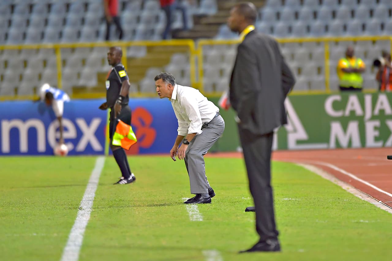 Cada quien a su estilo, los técnicos siguen el encuentro desde la banda.