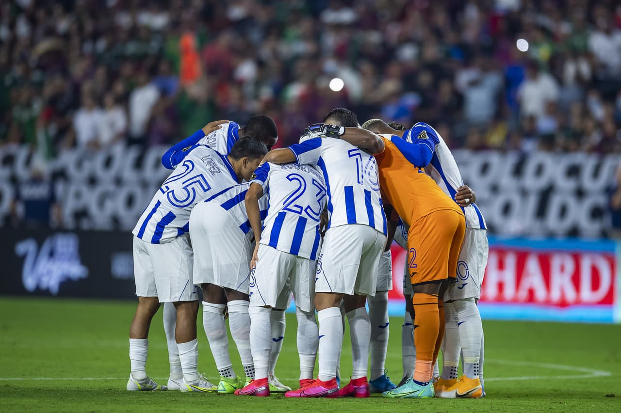 Las últimas tres bajas del equipo por dar positivo a COVID-19 se dieron a conocer solo unas horas antes del partido.