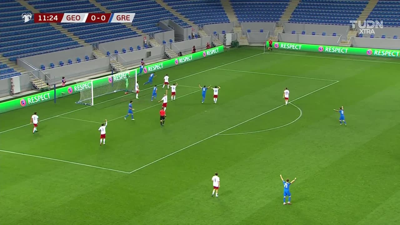 ¡TIRO ATAJADO! disparo por Anastasios Bakasetas.