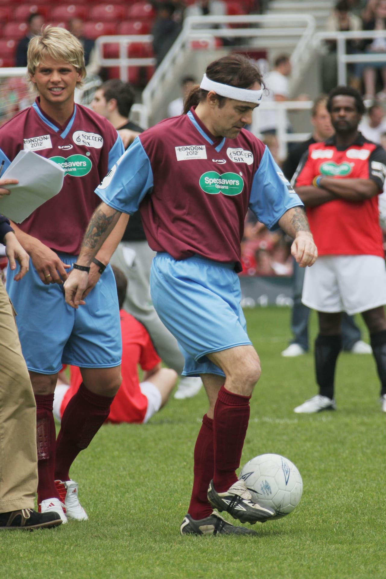 Steve Harris de Iron Maiden a los 14 años fue llamado por un cazatalentos para integrarse al West Ham United, pero su falta de disciplina y gusto por la música lo llevó por otro camino diferente, pero el West Ham tiene un lugar especial para Steve.