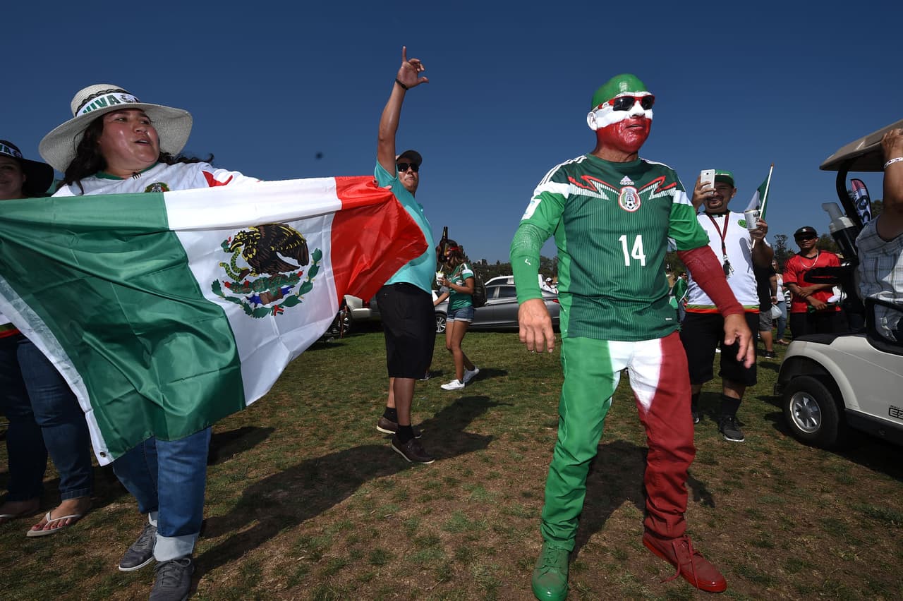 Disfraces, maquillaje, banderas, sombreros e incluso un poco de humor de parte de los aficionados mexicanos. Cuando México juega en Estados Unidos, la fiesta está asegurada.