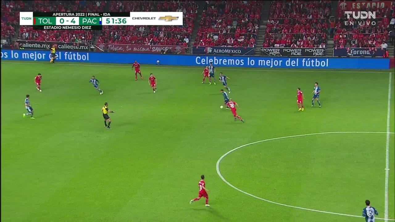 ¡CERCA! Víctor Guzmán disparó que se estrella en el poste.