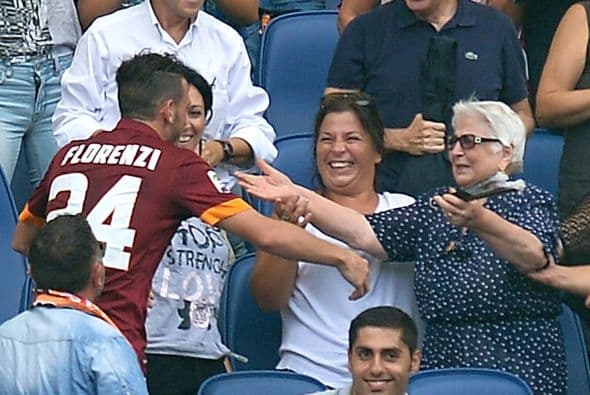 Cuando llegó al asiento donde se encontraba su abuela, Alessandro Florenzi le dio un gran abrazo que duro unos segundos, ante la mirada de los aficionados.