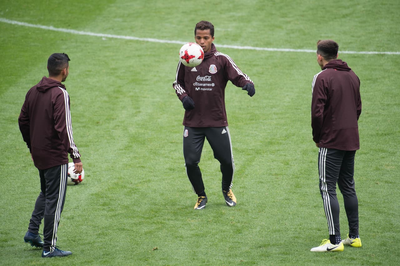 Los jugadores del Tri iban entrando en calor durante el ejercicio.