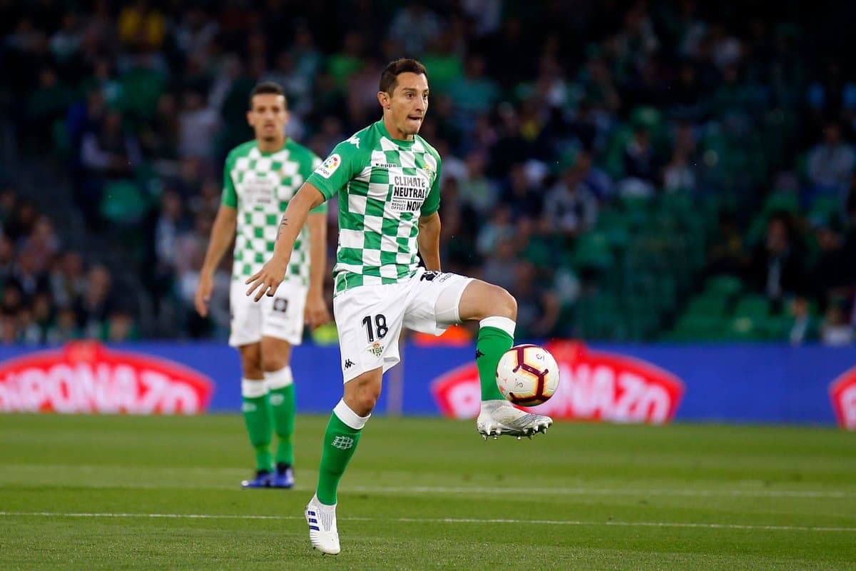 El mexicano Andrés Guardado (centro) actuó los 90 minutos y recibió tarjeta amarilla en el juego en el Estadio Benito Villamarín.