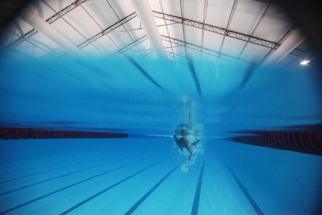 Competidor en 50 y 100 metros ibres en natación paralímpica, el nadador refugiado sirio Ibrahim Al Hussein es captado en una práctica solitario en Río, bajo el agua. Atrás quedó la guerra que lo dejó sin una pierna luego de cruzar el mar Egeo en un bote de goma para huir de ella.