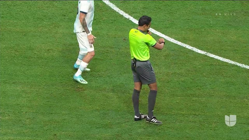 Arranca el partido y la pelota está en juego.
