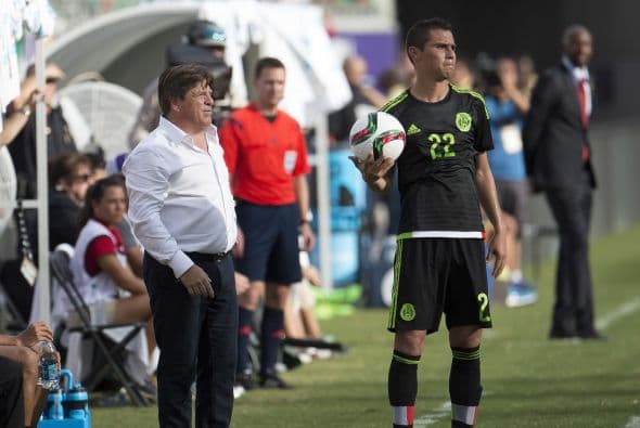 7 A Paul Aguilar le costó trabajo el ritmo del partido. Con tres delanteros, uno necesariamente por su banda, de pronto se limitó en sus escapadas hacia el frente y se desubicó en el primer tiempo. Mejoró en la segunda parte.